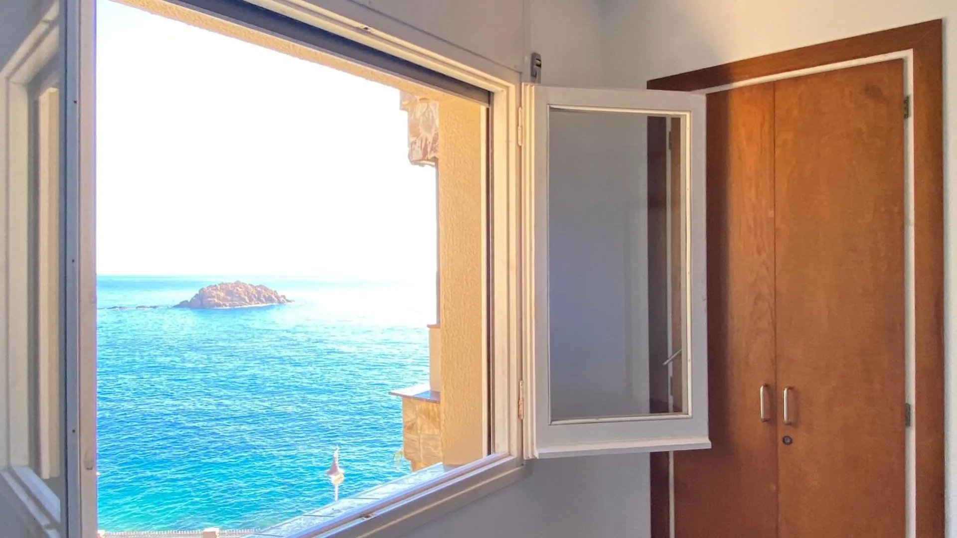 Magnificent Apartment At The Sea Front Of توسا ذي مار